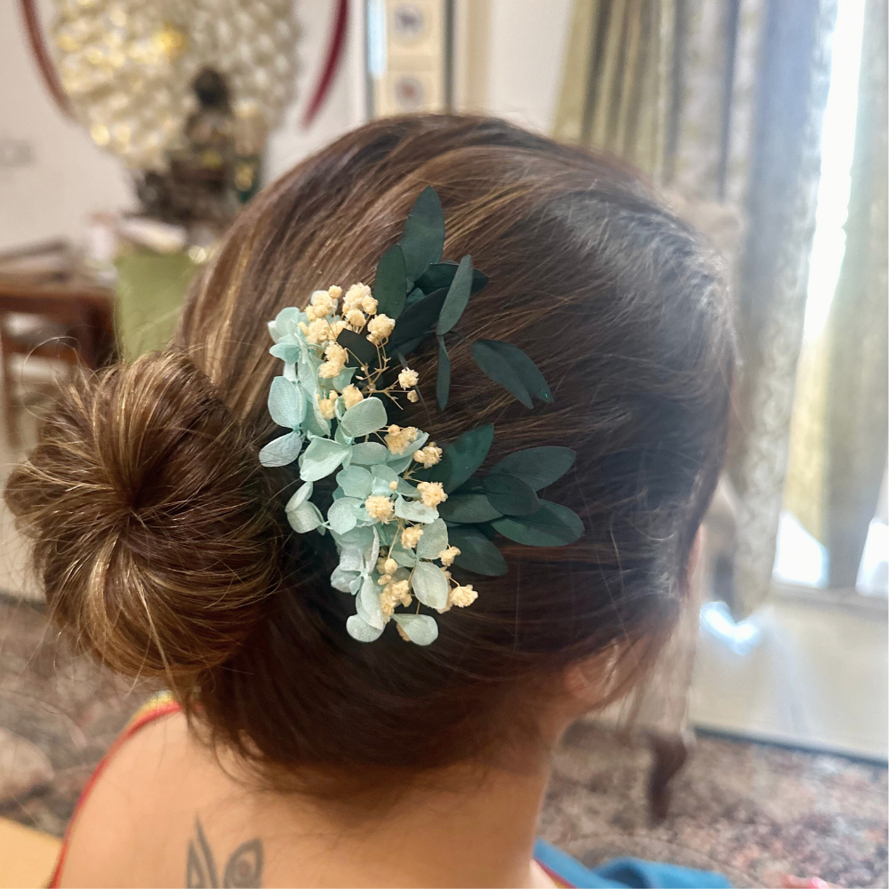 Floral fusion: Dried and preserved flowers hair pins