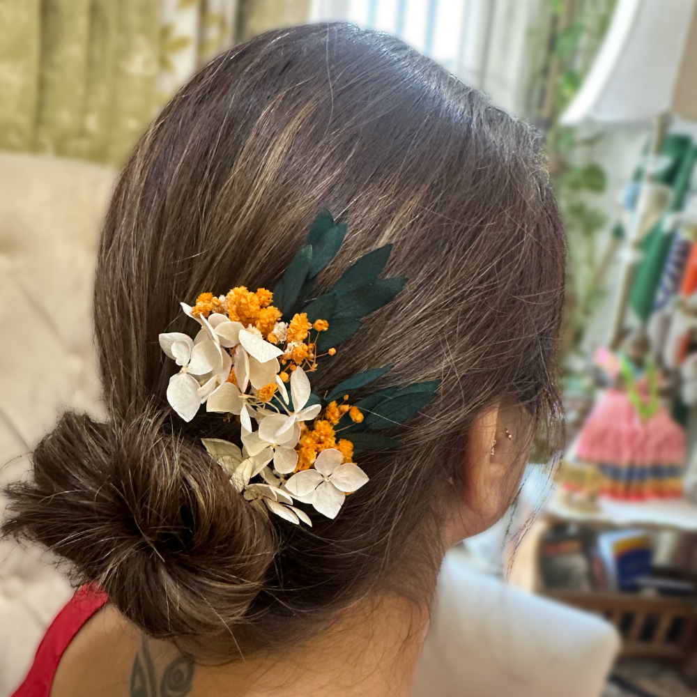 Floral fusion: Dried and preserved flowers hair pins