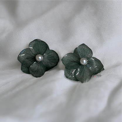 Anna studs: Real & preserved hydrangea flower earrings