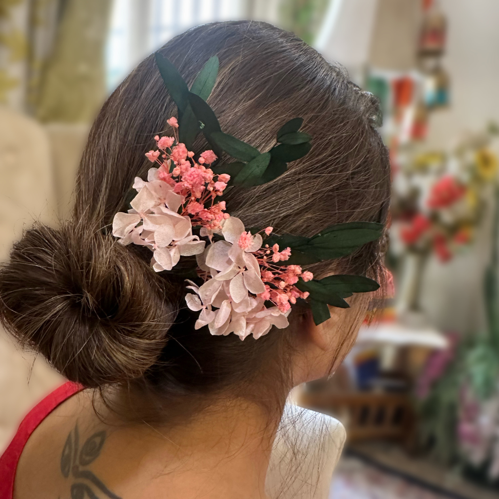 Floral fusion: Dried and preserved flowers hair pins