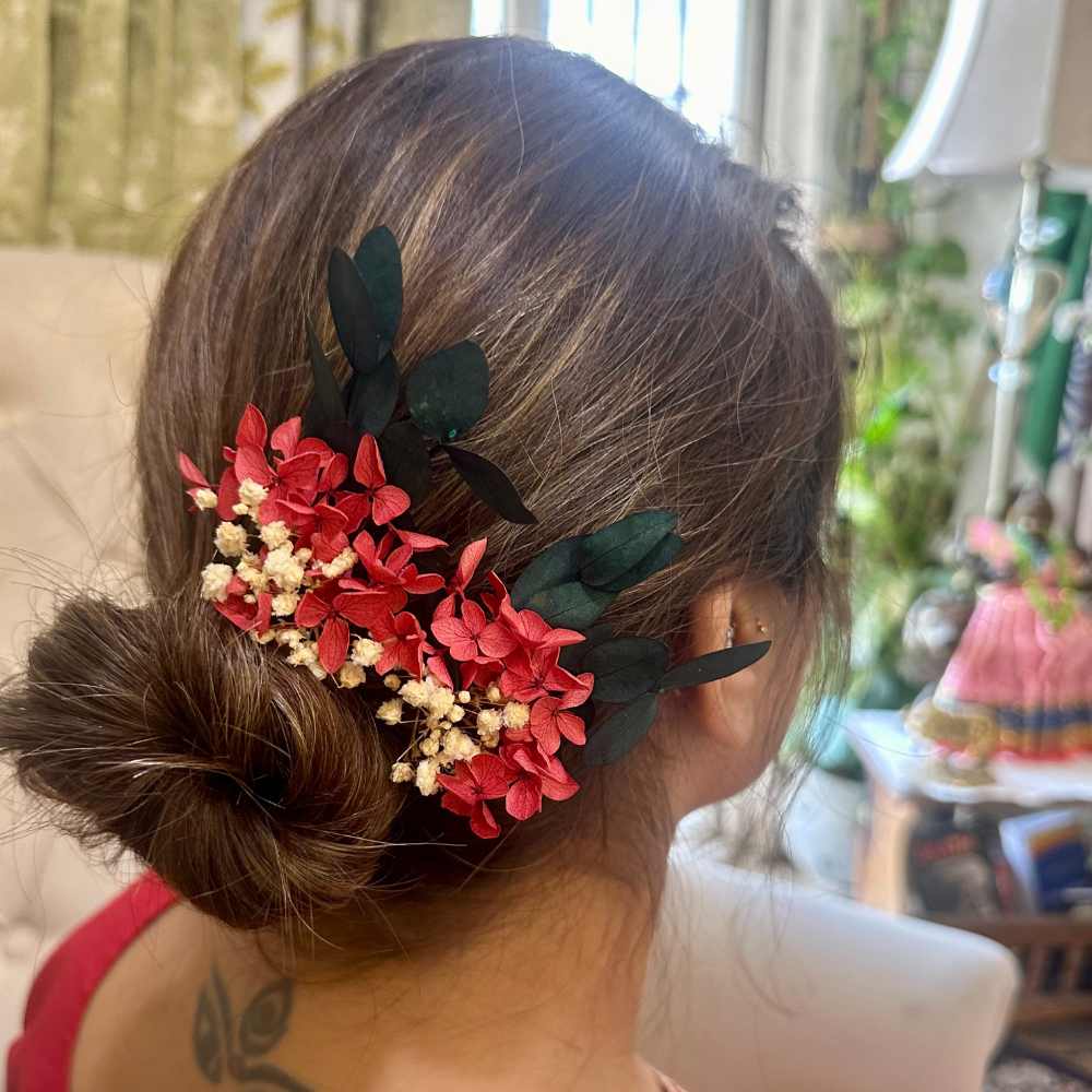 Floral fusion: Dried and preserved flowers hair pins