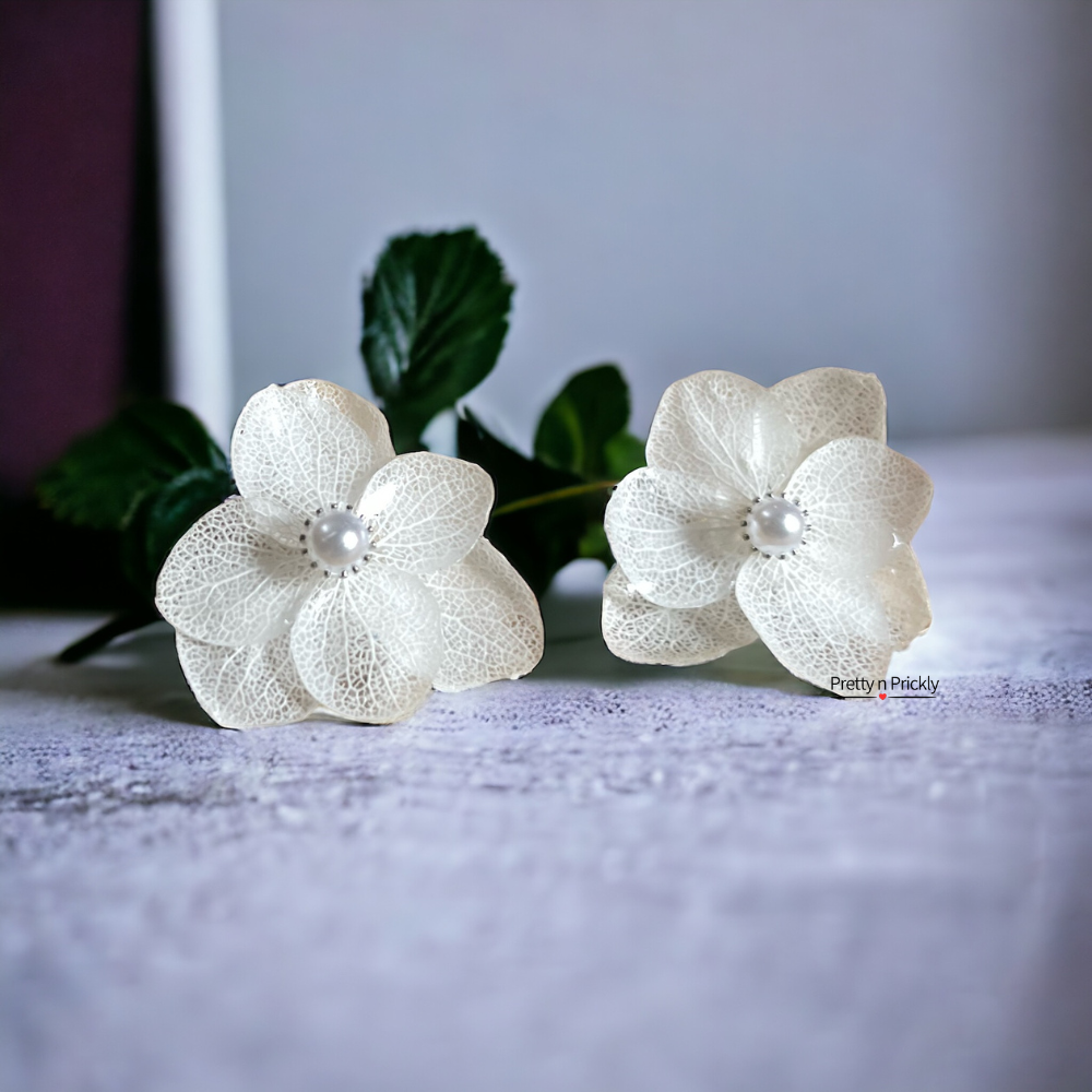 Anna studs: Real & preserved hydrangea flower earrings